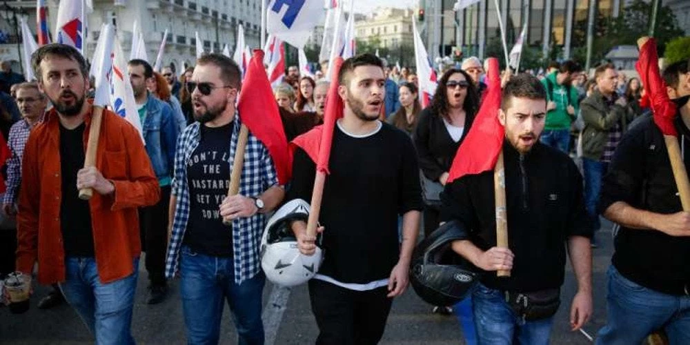 Πορεία του ΠΑΜΕ στο κέντρο της Αθήνας – Χάος στους δρόμους